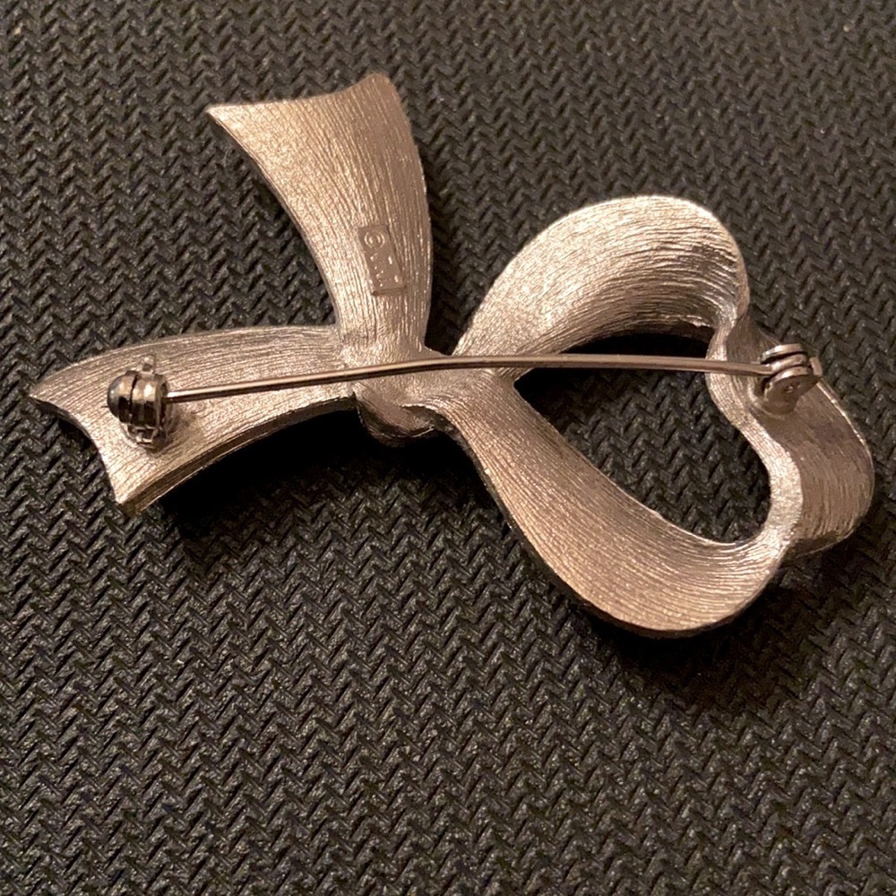 The Jonette Jewelry Company Initial Stamped Vintage Ribbon Style Silver Brooch. - Picture 3 of 5
